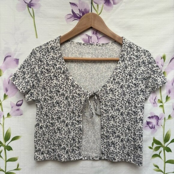 American Eagle Outfitters Tops - American Eagle Black And White Patterned Short Sleeve Tie Front Cropped Top